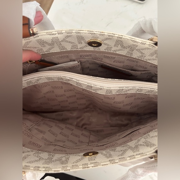 Michael Kors Harper Large Vanilla EW Tote Bag - Brand New - Picture 14 of 15